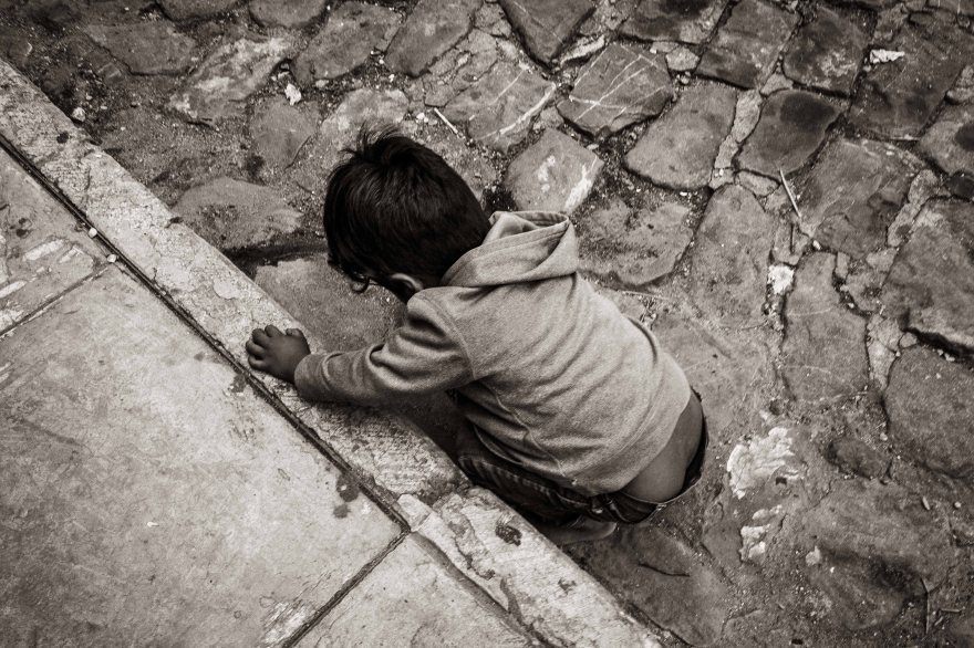 Oxaca Street Photography, Boy playing in street, Fuji X-Pro2, Fuji 23mm f2, black and white